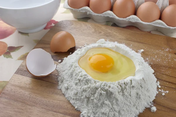 Eieren en meel — Stockfoto
