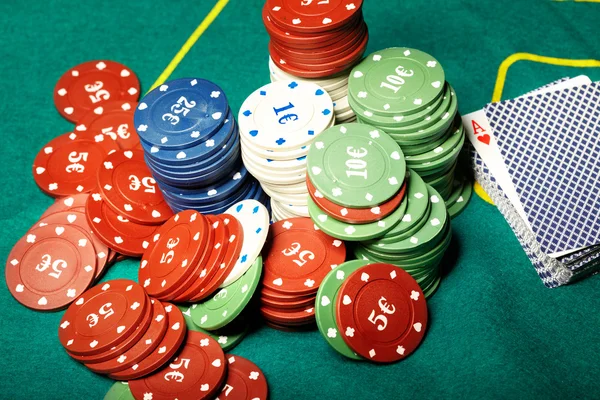 Pókerkártyák és zsetonok — Stock Fotó
