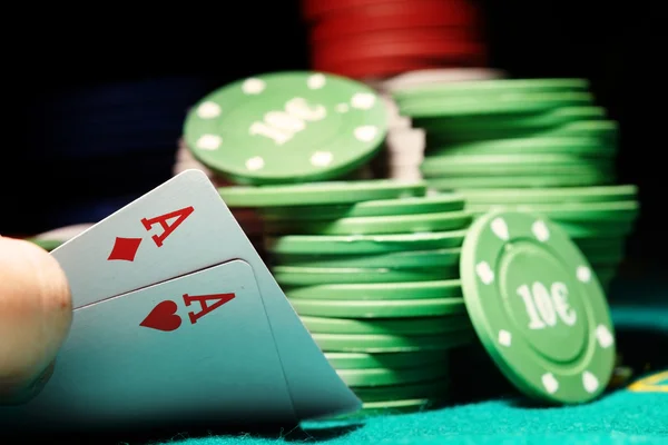 Pokerkarten und Chips — Stockfoto