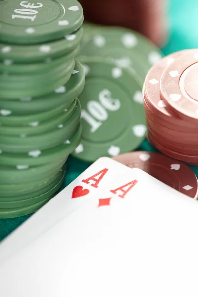 Kaarten en casino chips — Stockfoto