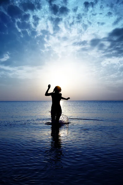 Σιλουέτα Γυναίκα Που Τρέχει Στο Νερό Κατά Διάρκεια Του Ηλιοβασιλέματος — Φωτογραφία Αρχείου