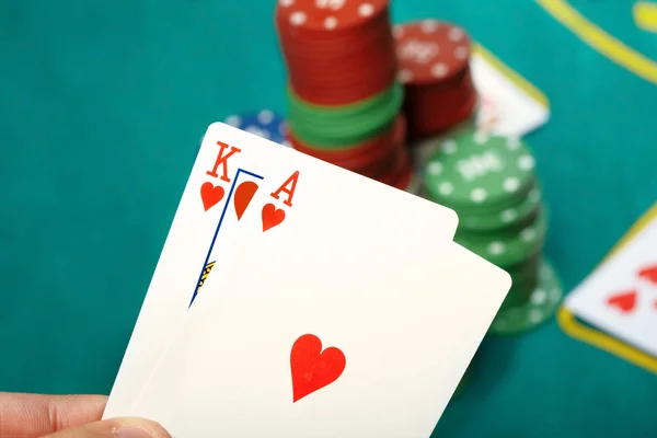 Mano Humana Sosteniendo Dos Cartas Casino Fichas Póquer Segundo Plano —  Fotos de Stock