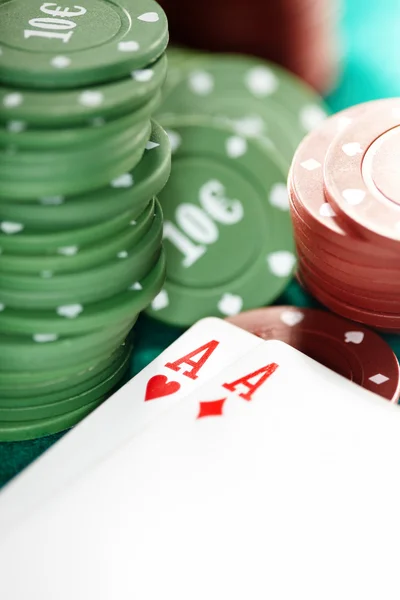 Kartları Casino Fişi Sığ Derinlik Tarla Doğal Görünümü Için — Stok fotoğraf