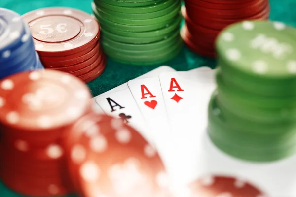 Karten und Casino-Chips — Stockfoto