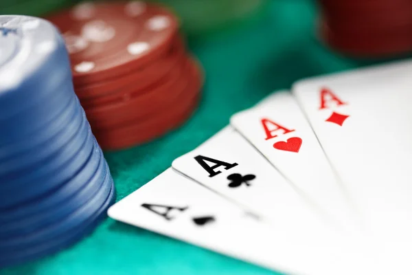 Tarjetas y fichas de casino —  Fotos de Stock