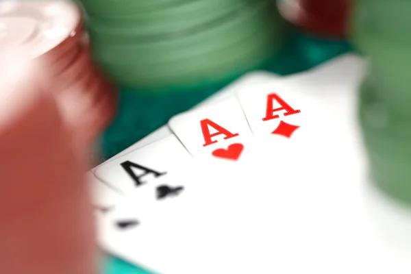 カードおよびカジノのチップ — ストック写真