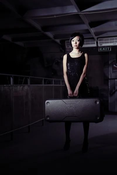 Donna con valigia — Foto Stock