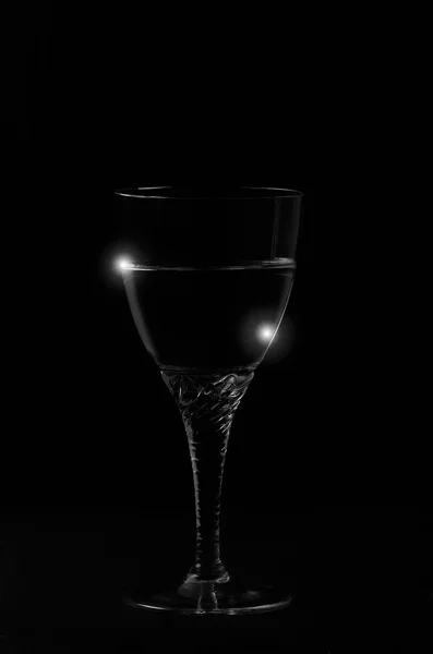 Copo de vinho no fundo preto — Fotografia de Stock