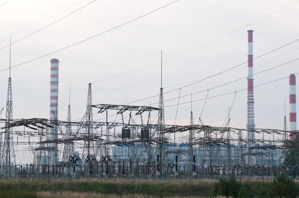 Átviteli power line egy erőmű — Stock Fotó