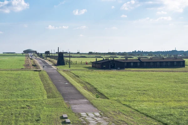 Gevangenis kazernes en horloge toren in concentratiekamp — Stockfoto