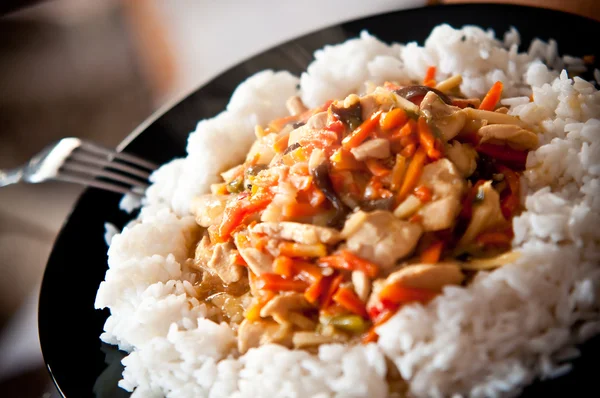 Huhn auf Chinesisch mit Gemüse mit Reis — Stockfoto