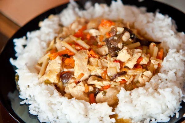 Κοτόπουλο στα κινέζικα με λαχανικά με ρύζι — Φωτογραφία Αρχείου