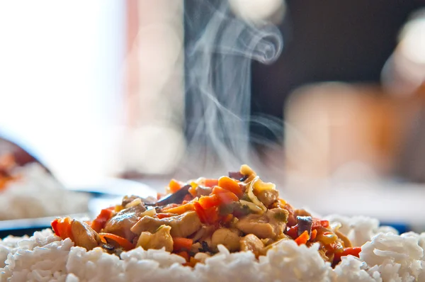 Pollo in cinese con verdure e riso — Foto Stock