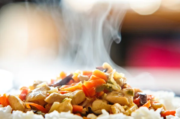Kip in het Chinees met groenten met rijst — Stockfoto