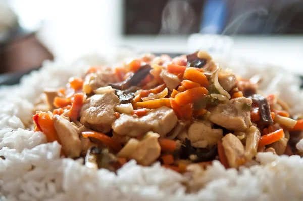 Chicken in Chinese with vegetables with rice — Stock Photo, Image