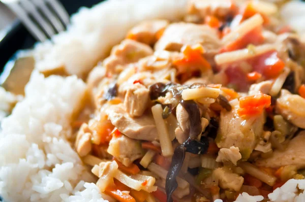 Chicken in Chinese with vegetables and rice — Stock Photo, Image