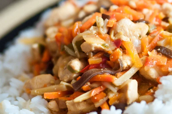 Kip in het Chinees met groenten met rijst — Stockfoto