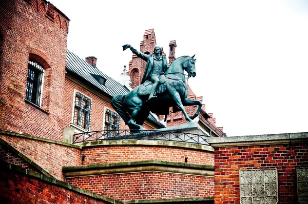 Monumentti Tadeusz Kosciuszko Wawelin kukkulalla Krakovassa (Puola ) — kuvapankkivalokuva