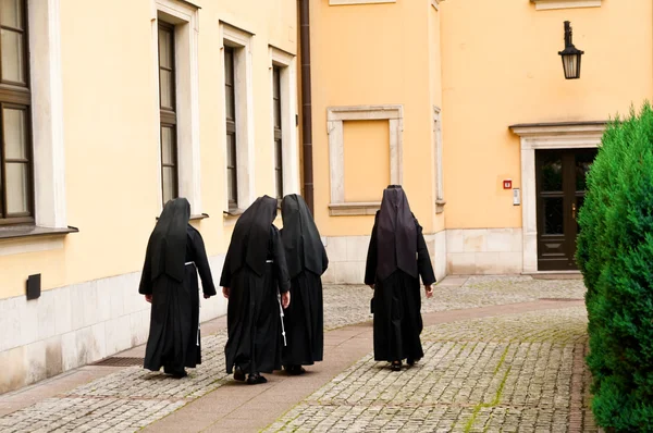 Nonnen lopen op het plein — Stockfoto
