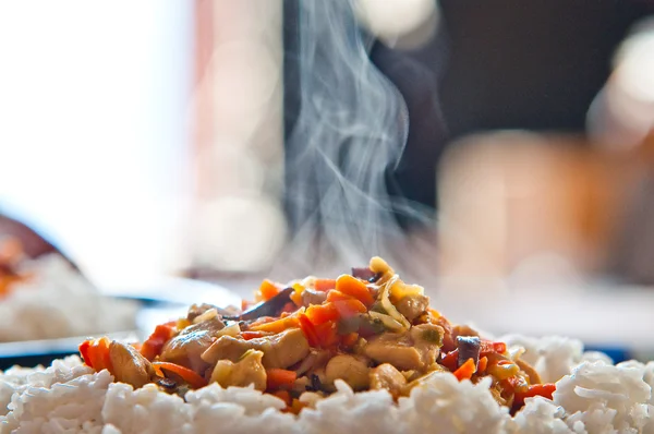 Kinesisk mat kyckling med grönsaker och ris — Stockfoto