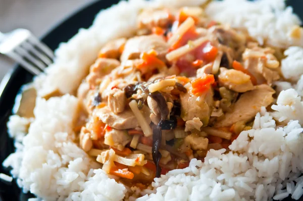 Китайська курятина з овочами й рисом. — стокове фото