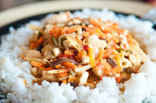 Çin yemeği tavuk ve sebze ve pilav. — Stok fotoğraf