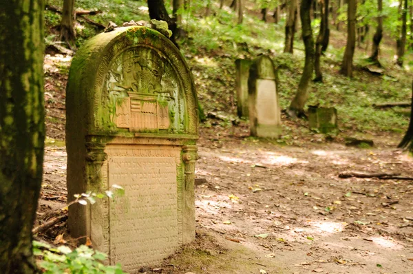 Старое еврейское надгробие на кладбище — стоковое фото