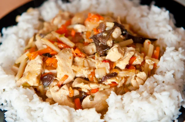 Comida china pollo con verduras con arroz — Foto de Stock