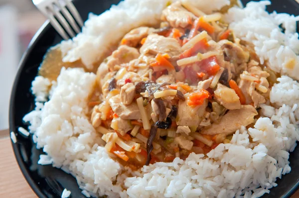 Китайская кухня курица с овощами с рисом — стоковое фото