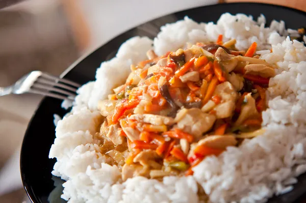 Китайська курятина з овочами й рисом. — стокове фото