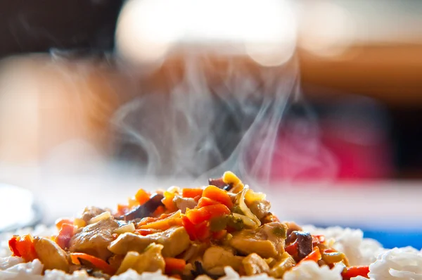 Китайська курятина з овочами й рисом. Стокове Фото