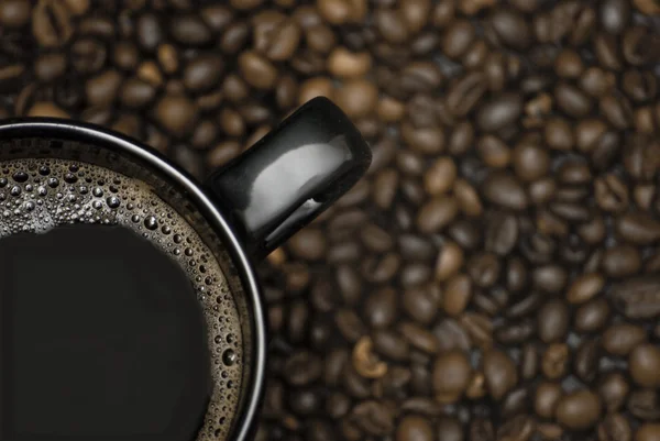 Zwarte Mok Koffie Verspreide Bonen — Stockfoto