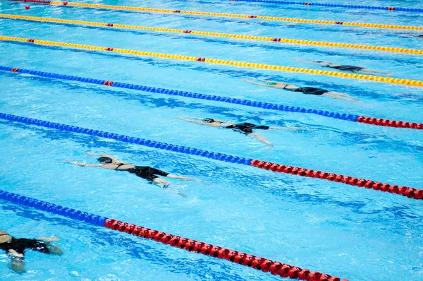 Plavci Plavání Bazéně — Stock fotografie