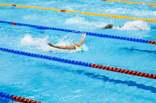 Zwemmers zwemmen in een pool — Stockfoto
