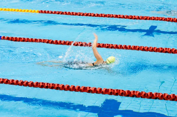 Nadador nadando en una piscina — Foto de Stock