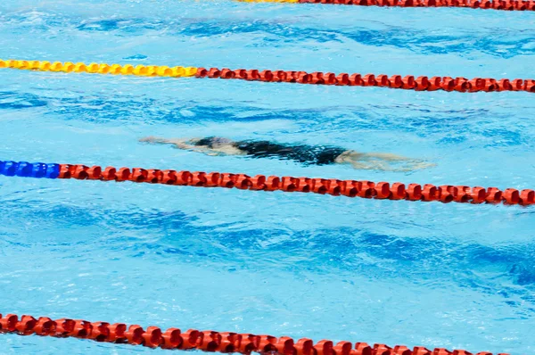 Schwimmer Schwimmt Einem Becken — Stockfoto