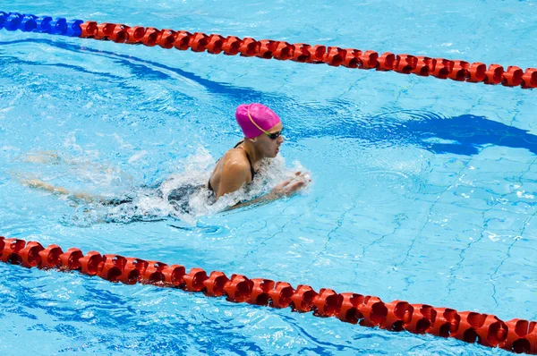 Nadador nadando en una piscina —  Fotos de Stock
