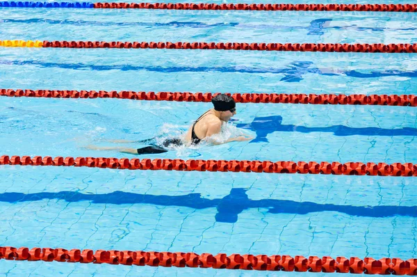 Zwemmer Zwemmen Een Pool — Stockfoto