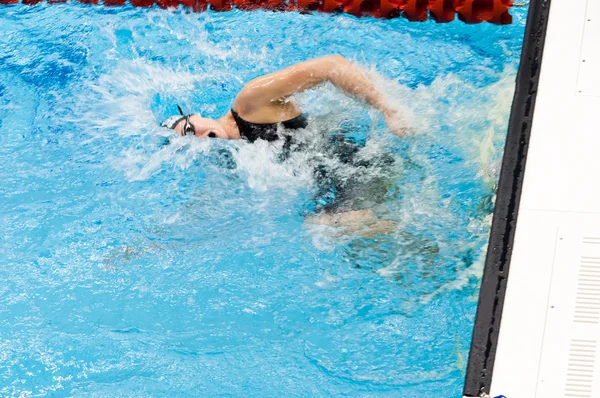 Zwemmer Zwemmen Een Pool — Stockfoto