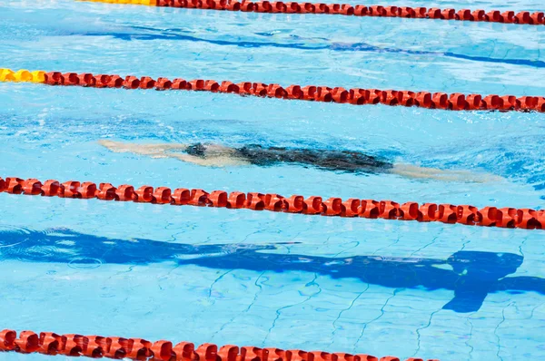 Zwemmer zwemmen in een pool — Stockfoto