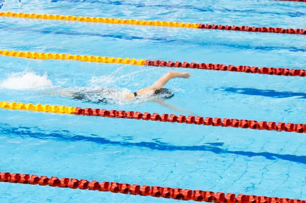 Zwemmer zwemmen in een pool — Stockfoto