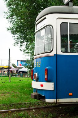 depo içinde mavi tramvay