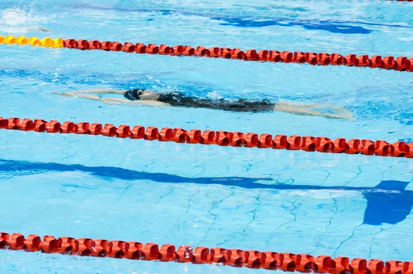 Schwimmer Schwimmt Einem Becken — Stockfoto