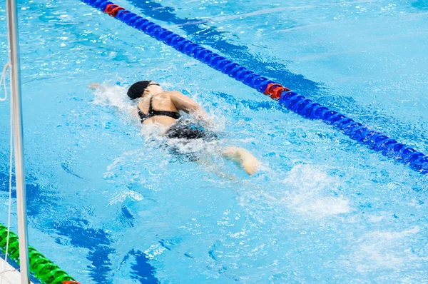 Svømmer svømmer i basseng – stockfoto
