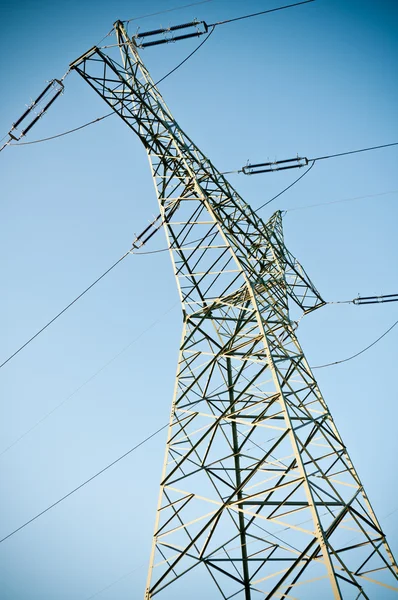 Pilón y línea de transmisión de energía — Foto de Stock