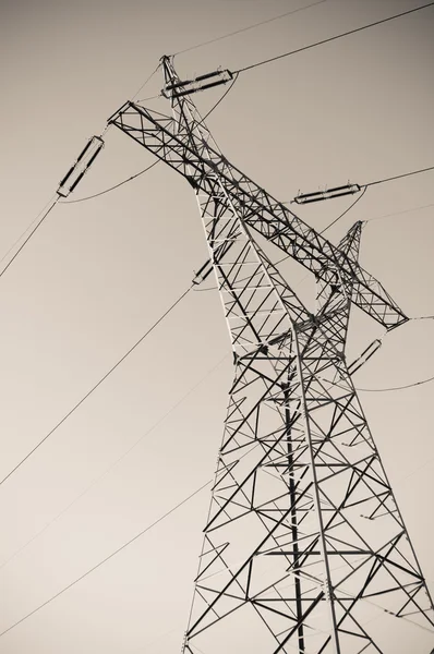 Pylon e linha de transmissão de energia no por do sol — Fotografia de Stock