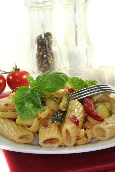 Tortiglione con chile ardiente y calabacín — Foto de Stock