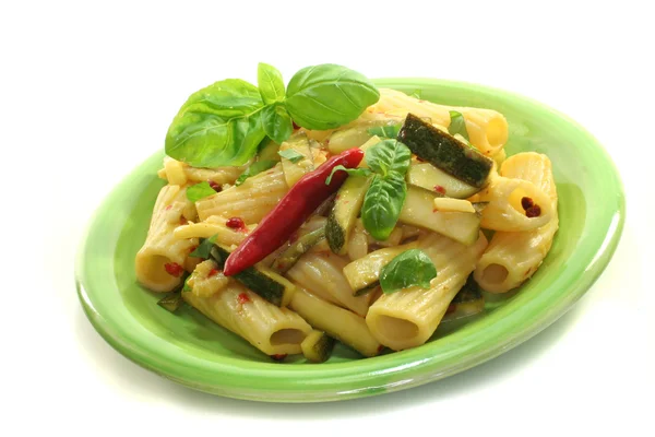 Tortiglione med eldig chili och zucchini — Stockfoto