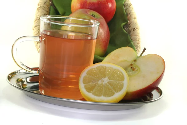 Яблочно-лимонный чай — стоковое фото
