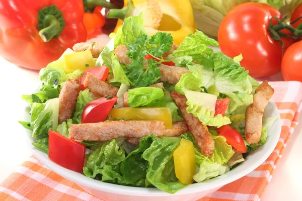 Смешанный салат с полосками индейки — стоковое фото